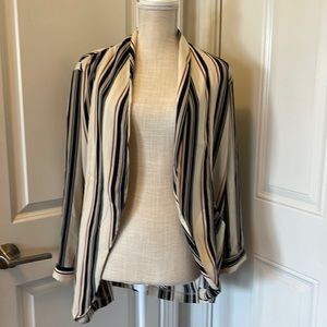 Women’s light weight blazer with pockets, size large